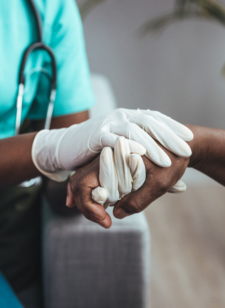 Médico sosteniendo mano de paciente