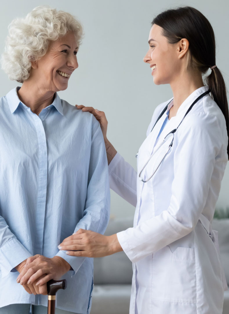 Médica atendiendo a paciente mayor