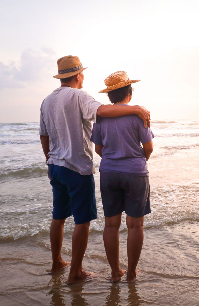 Pareja mirando el mar